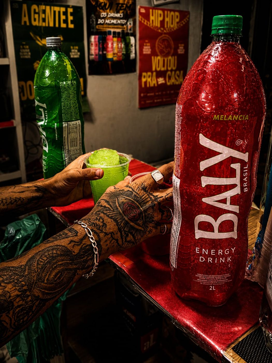 Copão com gelo de sabor verde e energético Baly