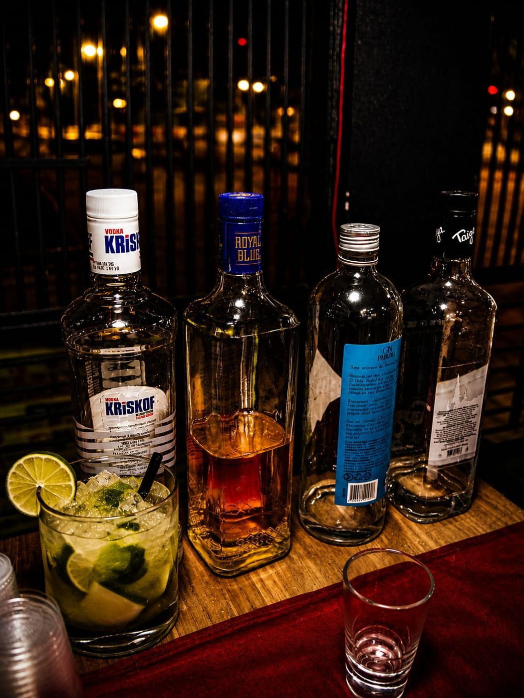 Garrafas de destilados e caipirinha no balcão