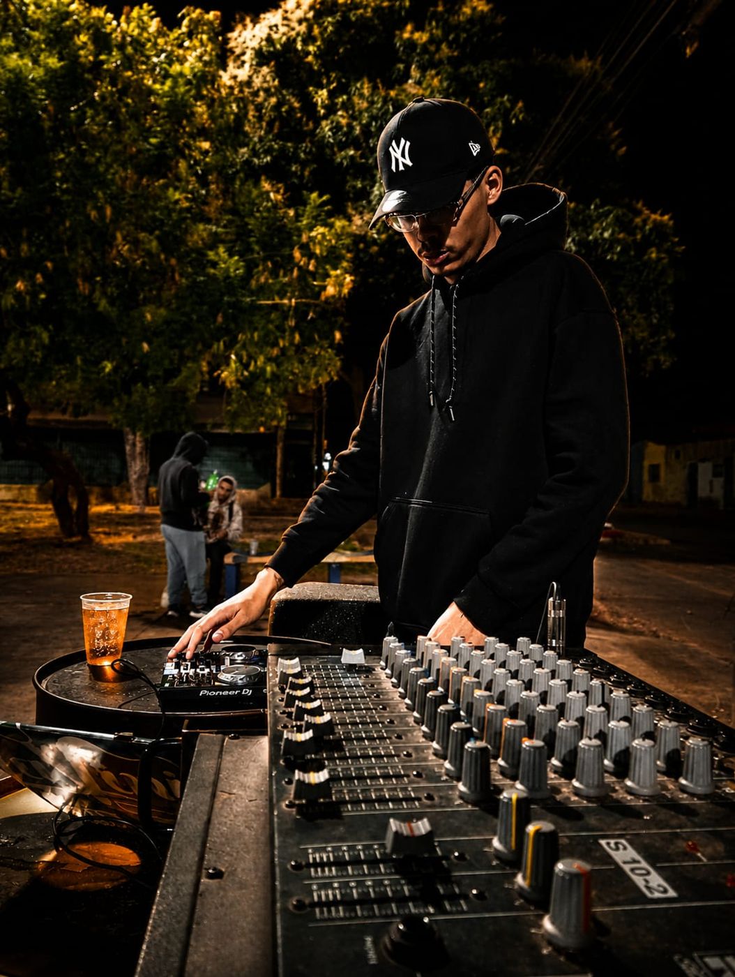 DJ na mesa de som em evento de rua da 3R's