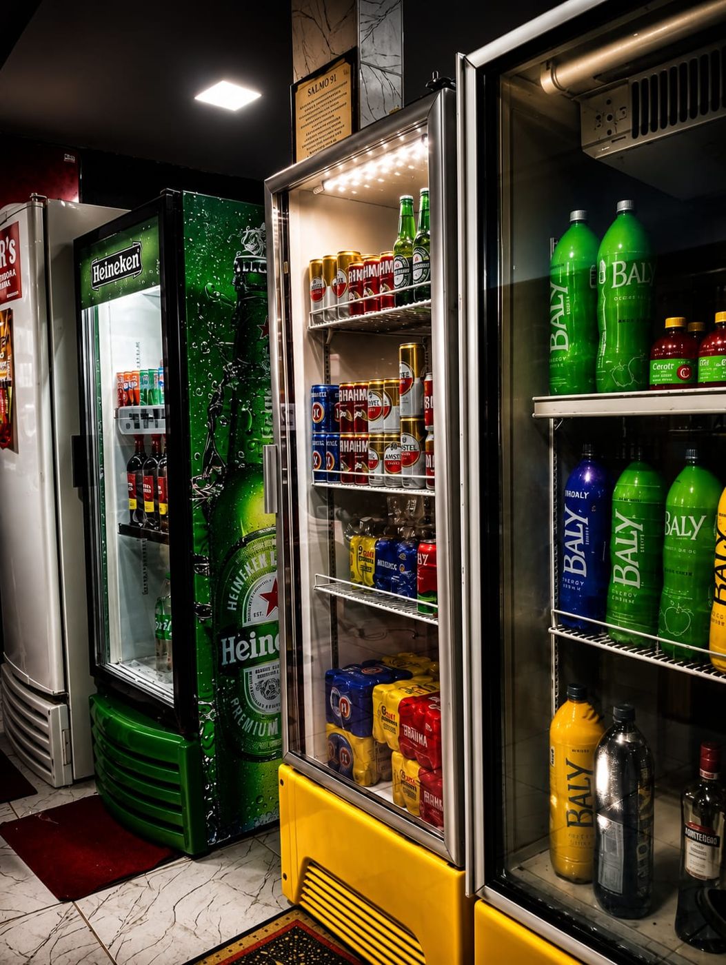 Geladeiras cheias de cerveja, energético Baly e destilados
