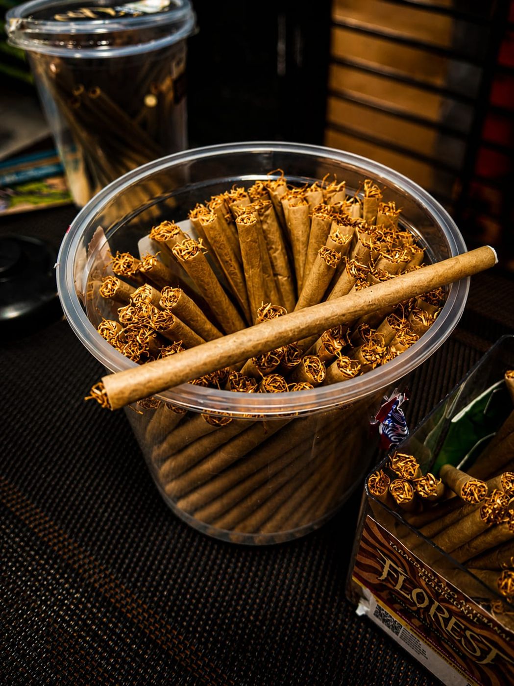 Pote cheio de tabaco enrolado