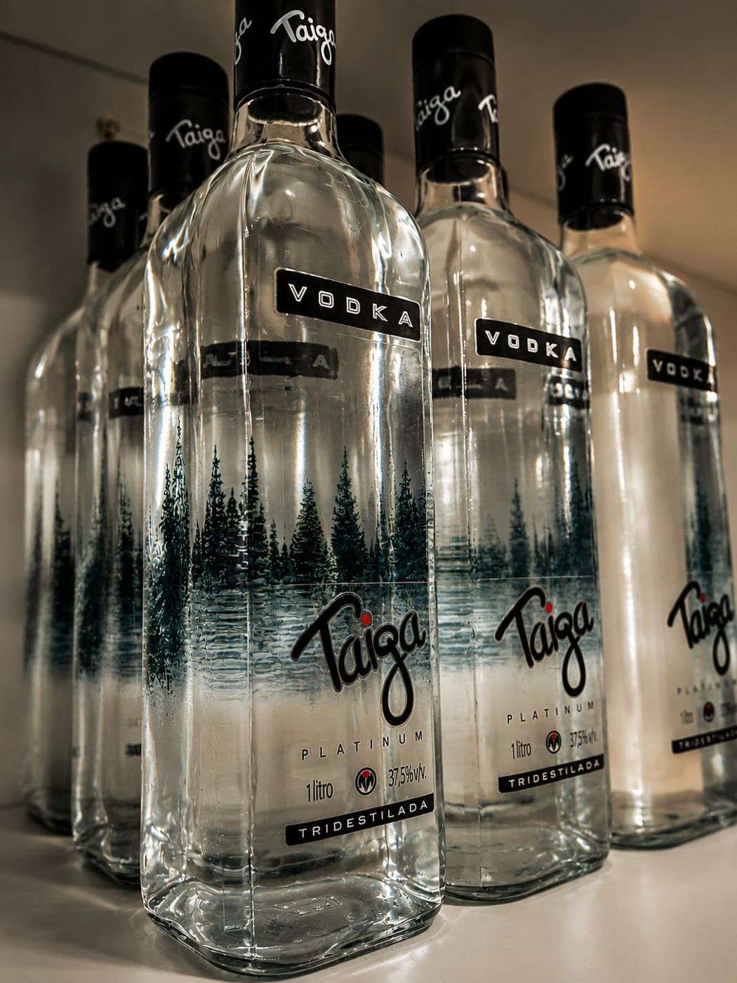 Garrafas de vodka Taiga na prateleira