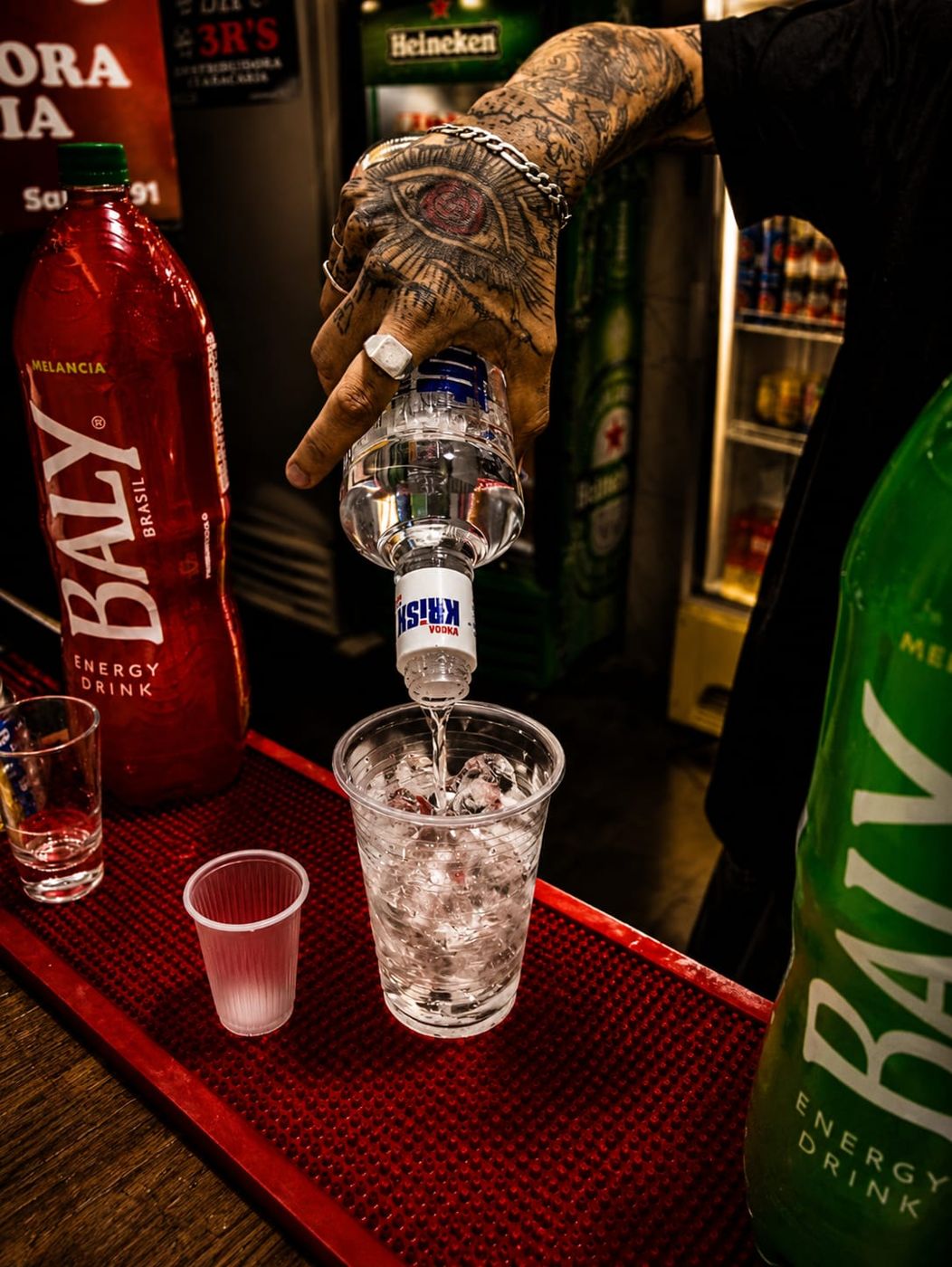 Vodka sendo servida no copão com gelo